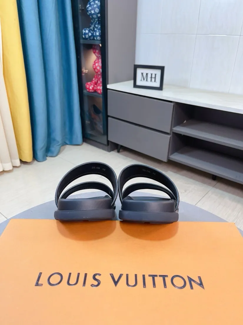 Ex-factory price 320🌹🌹 (lv-Louis Vuitton) new men's sandals, high-end boutique, exquisite embossed logo decoration on the upper, fine workmanship, super soft soles, casual, loose and comfortable, a must-have in summer! \nsize：38-44